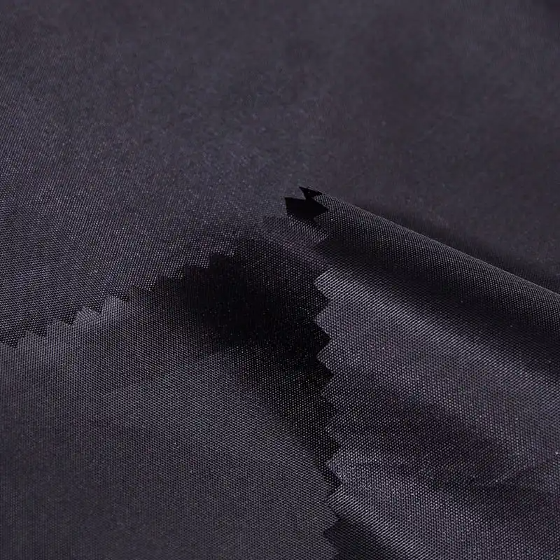In che modo il rivestimento in PVC migliora le proprietà impermeabili della taffetA poliestere? Qual è la valutazione impermeabile di questo tessuto e può far fronte a condizioni meteorologiche estreme?
